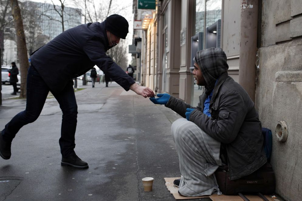 L'elemosina è una dei segni della Quaresima (foto Ansa)