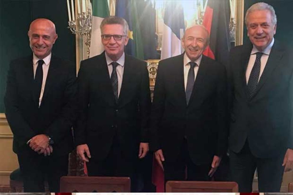Il ministro degli Interni italiano Marco Minniti con i colleghi tedesco e francese, Thomas de Maziére e Gerard Colomb, e il commissario europeo per gli Affari interni Dimitri Avramopoulos