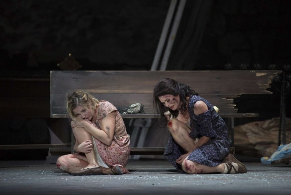 Rosetta (Lavinia Bini) e la madre Cesira (Anna Caterina Antonacci)