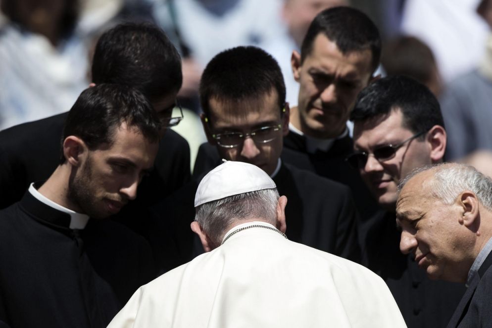 Papa Francesco con alcuni sacerdoti (Ansa)