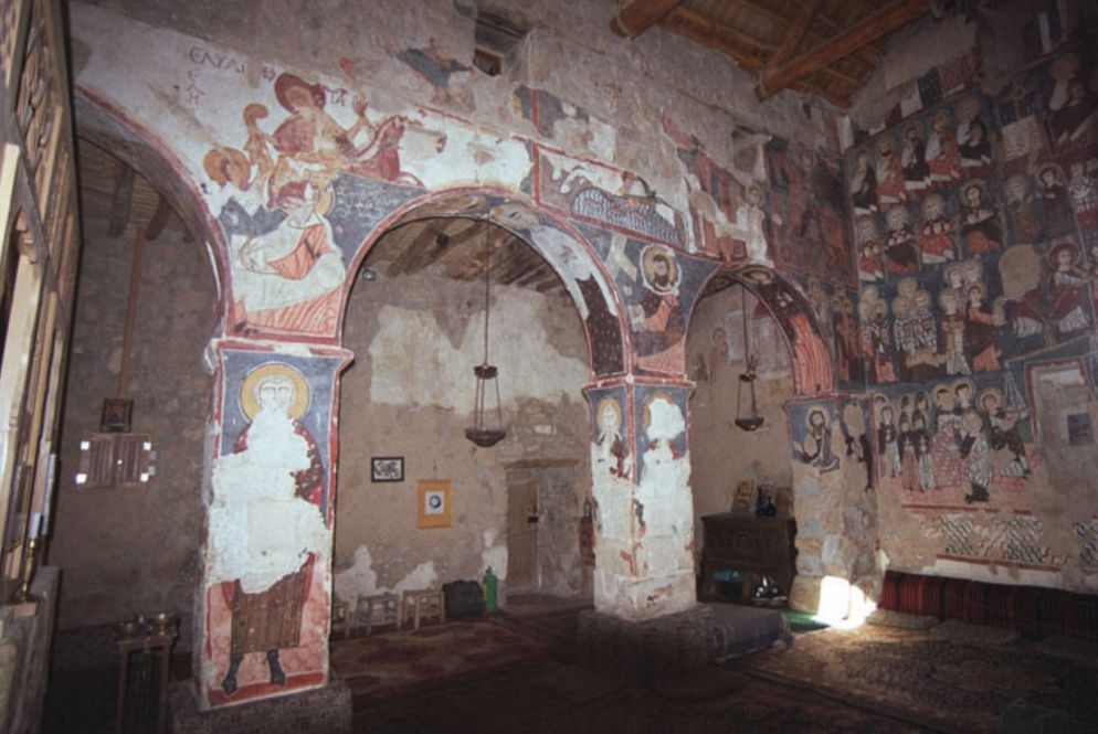 Uno scorcio dell'interno della chiesa del monastero di Deir Mar Musa