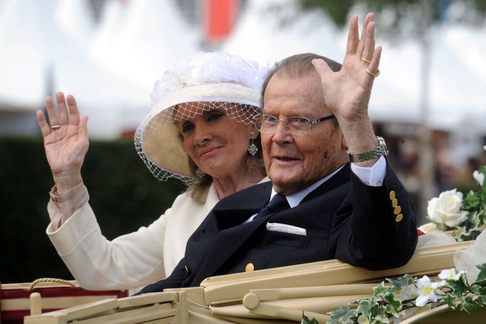 Roger Moore con la moglie (Ansa)