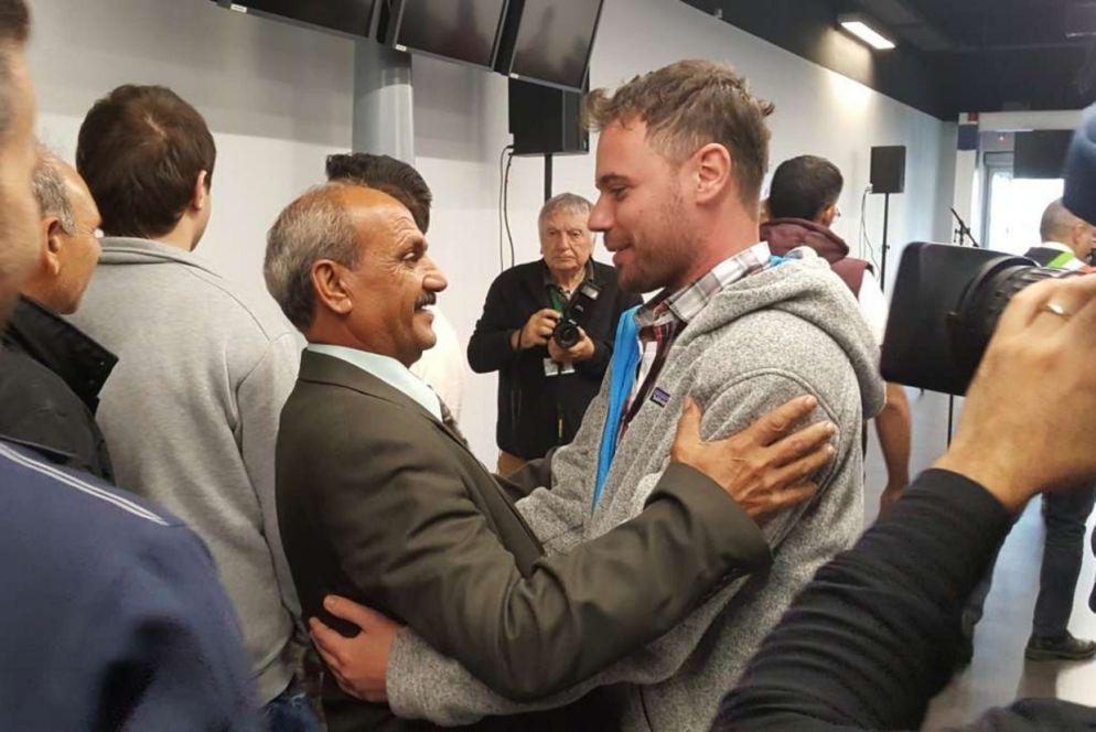 L'abbraccio tra il profugo e il volontario (foto L. Liverani)