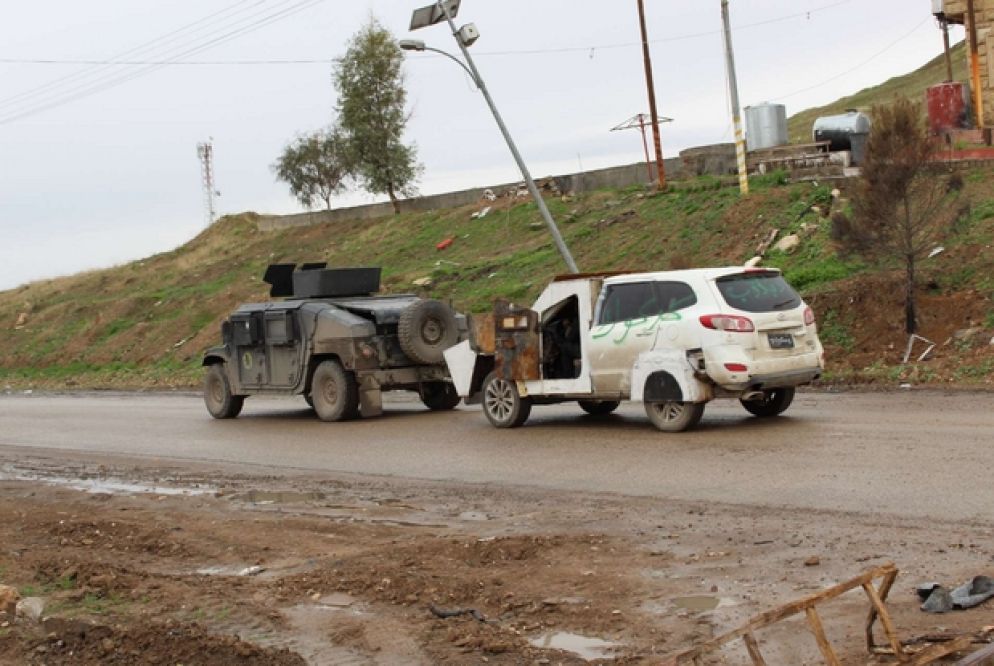 Un blindato all'ingresso di Qaraqosh traina un'autobomba del Daesh esplosa a Mosul