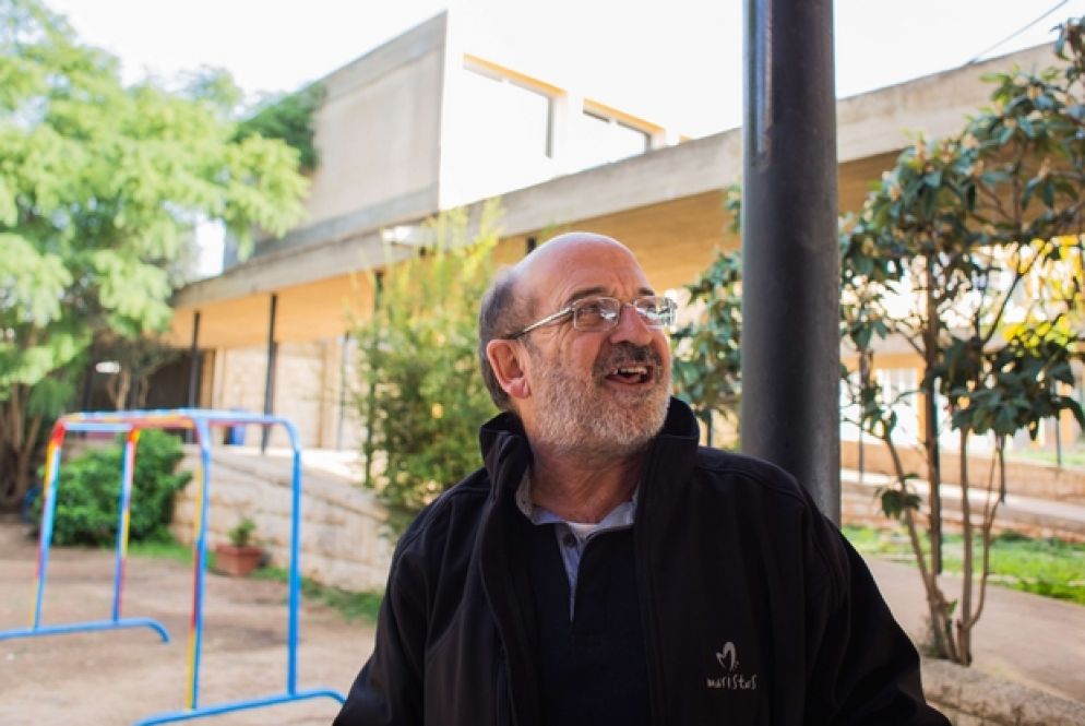 Rmeyle, Libano. Fra Miguel spiega la struttura in cui è ospitato il centro socio educativo “Fratelli Rmeyle”.