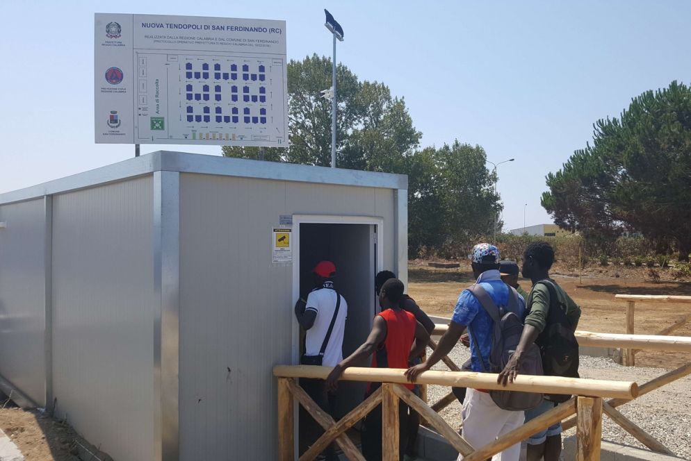 Braccianti in fila per registrarsi