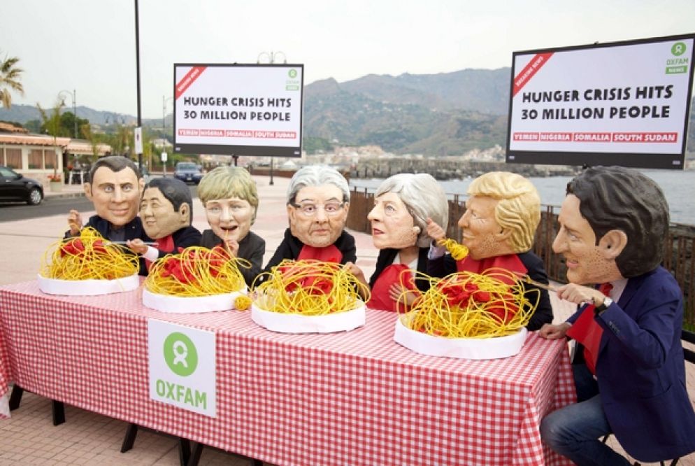 Un momento del flash mob organizzato dall'Oxfam