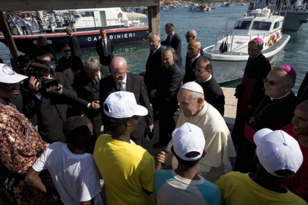 Papa Francesco durante la sua visita a Lampedusa, primo viaggio del suo pontificato