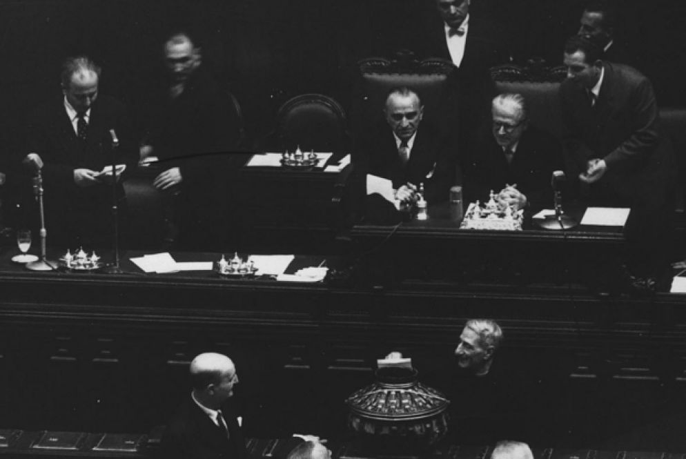 Don Sturzo mentre partecipa a una votazione alla Camera dei Deputati