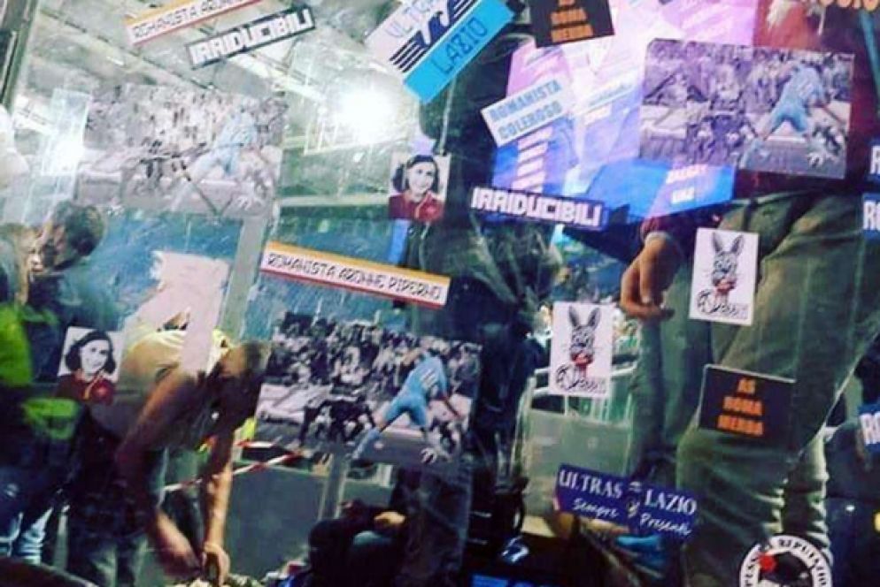 Adesivi con l'immagine di Anna Frank con la maglia della Roma, e scritte antisemite: questo il lascito dei tifosi laziali alla Curva Sud dello stadio Olimpico dopo la partita col Cagliari. La foto è presa dal profilo Twitter di Ruth Dureghello