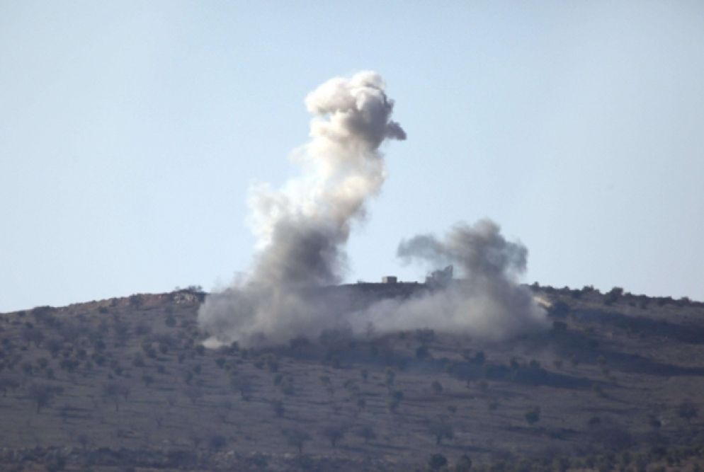 Fumo sale dopo un bombardamento dall'enclave di Afrin in Siria (Ansa)