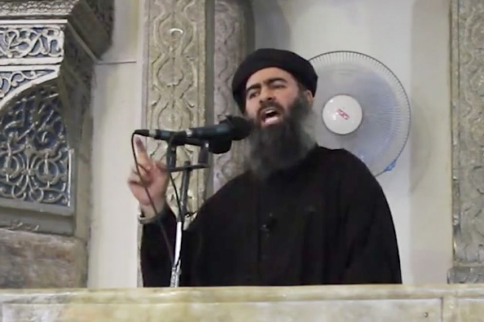 Abu Bakr al-Baghdadi mentre, dal pulpito della moschea, pronuncia il sermone del 4 luglio 2014 per la fondazione del Califfato (Ansa/Ap)