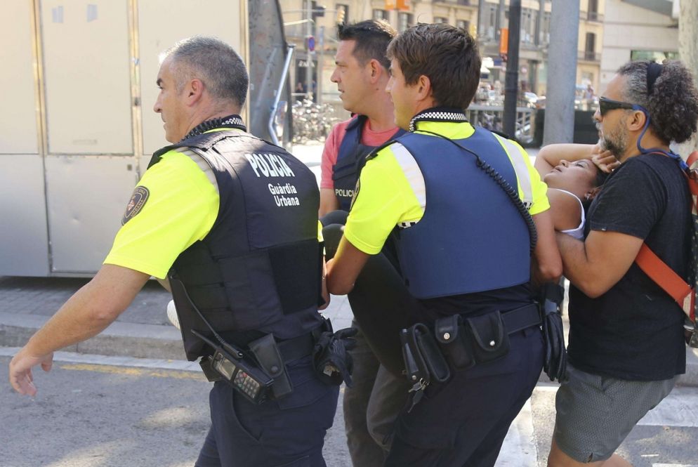 Un ferito viene portato via (Ansa)