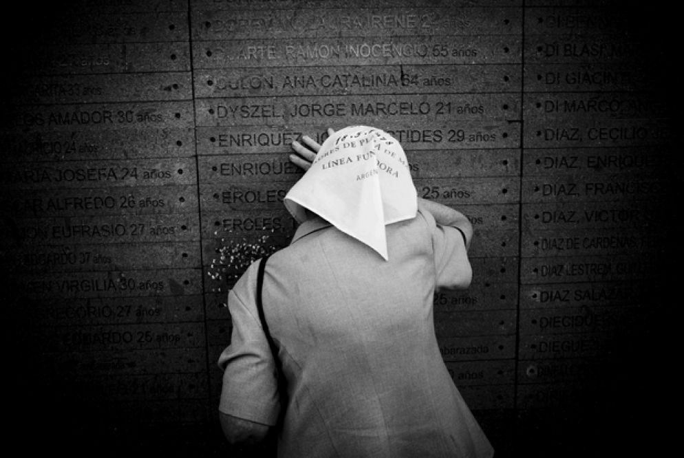 Nuenos Aires, una delle Madri di Plaza de Mayo in lacrime: foto di Giancarlo Ceraudo