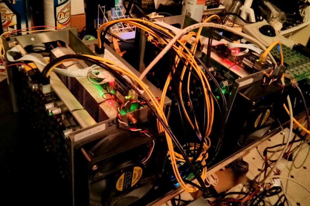 L'apparato hardware di un miner di bitcoin (Steve Rainwater via Flickr, https://flic.kr/p/pR5cQs)