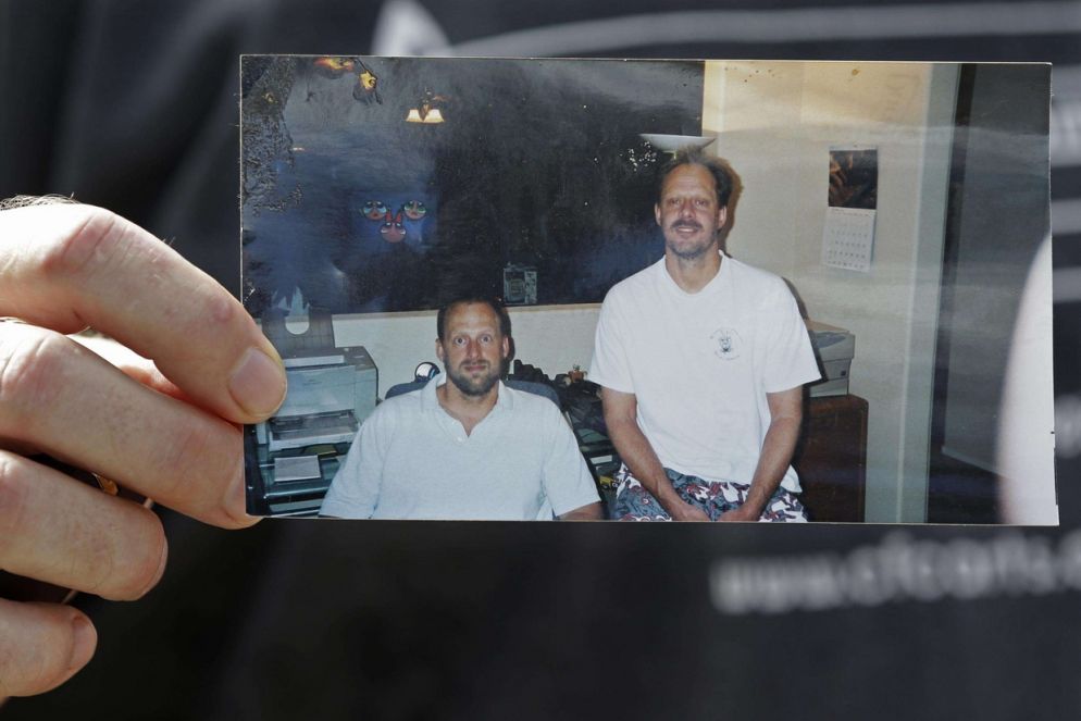 Eric Paddock mostra una foto di lui con il fratello Stephen (a destra), il killer di Las Vegas poi suicidatosi (Ansa)
