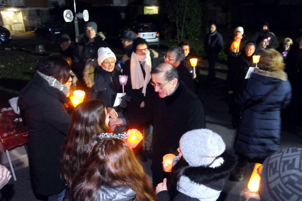 La calorosa accoglienza degli abitanti di Bruzzano all'arcivescovo (Fotogramma)