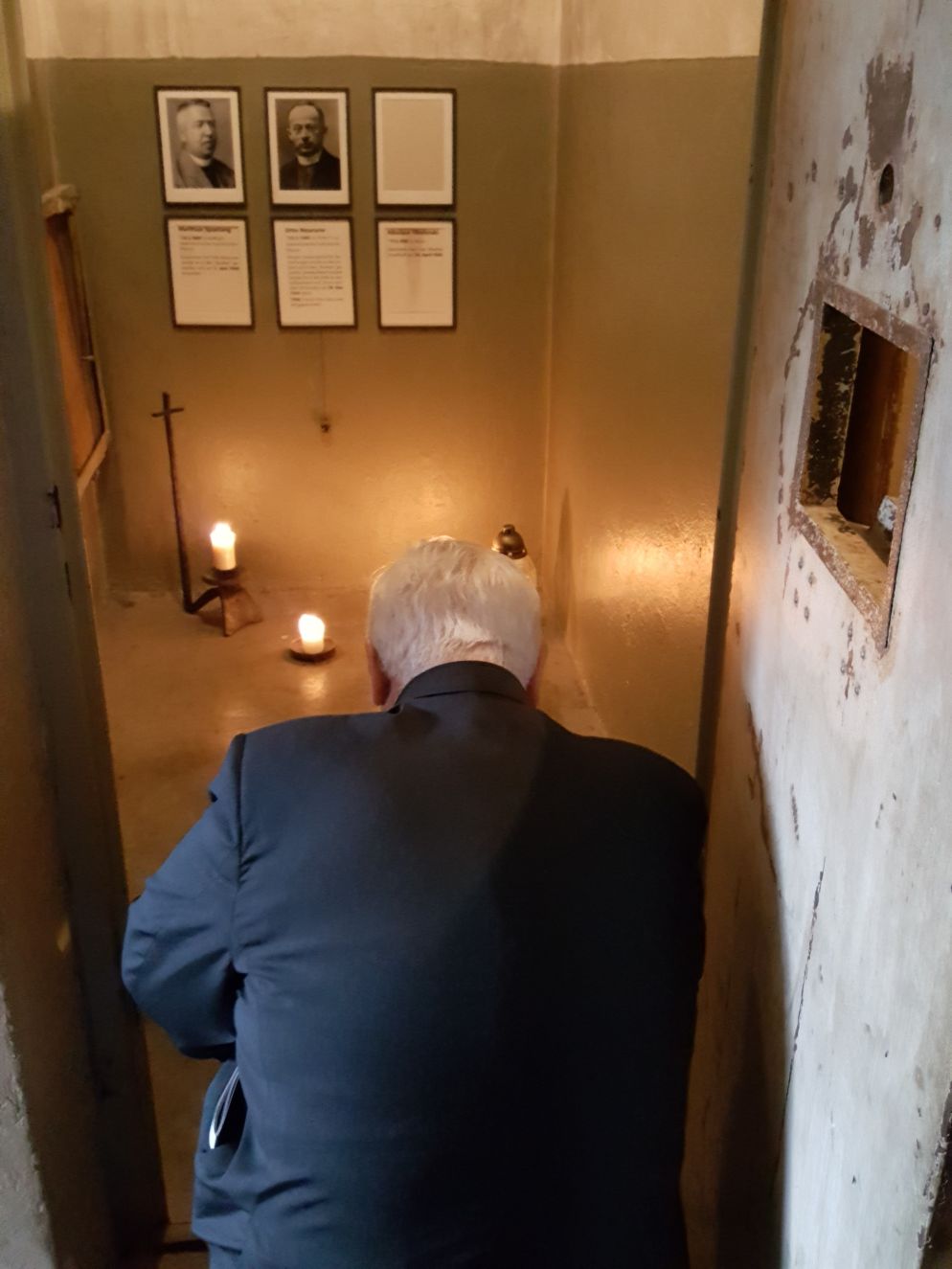 La preghiera di Bassetti nella cella del lager di Buchenwald dove è stato ucciso il beato Otto Neururer