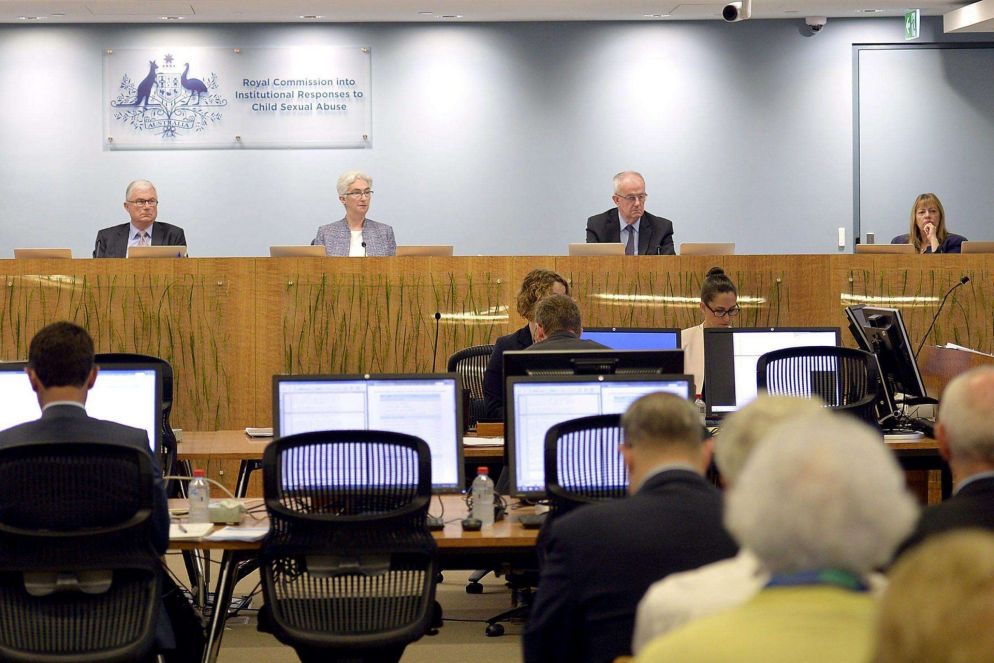 L'avvocato Furness presenta i risultati dell'indagine della Commissione federale australiana sulla pedofilia (Ansa)