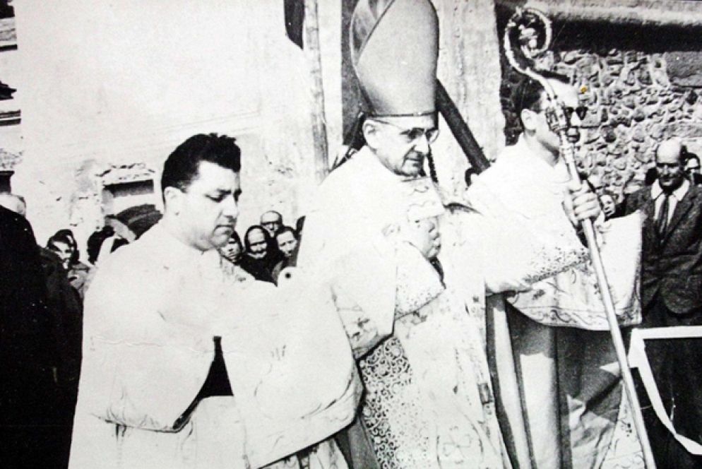 Un giovanissimo don Dionigi Tettamanzi assieme all'allora arcivescovo di Milano Giovanni Battista Montini