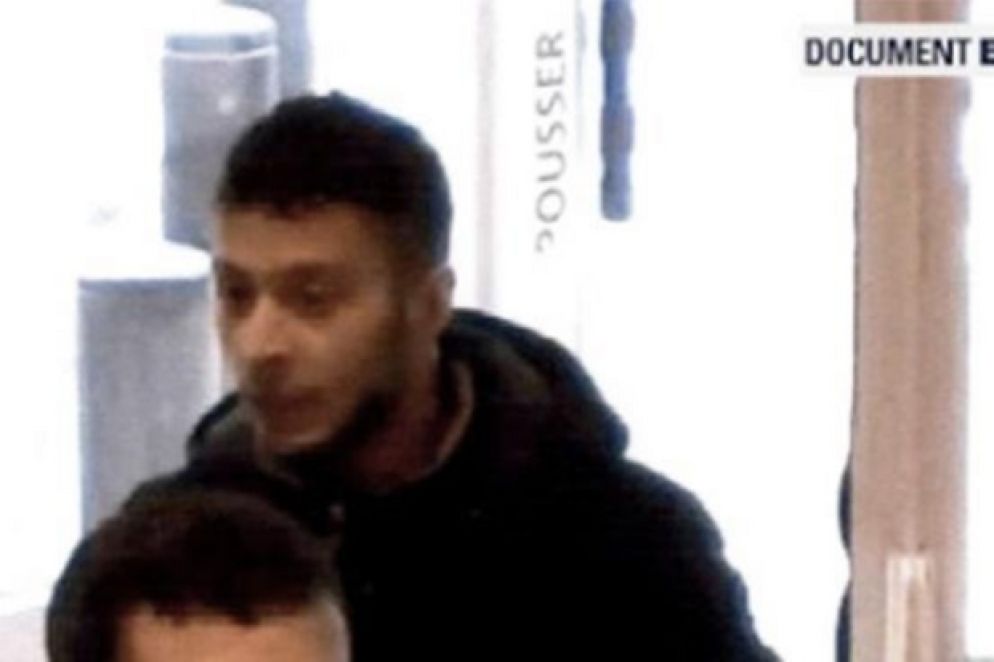 Salah Abdeslam (in alto) ripreso da una telecamera a un autogrill durante la fuga da Parigi (Ansa)