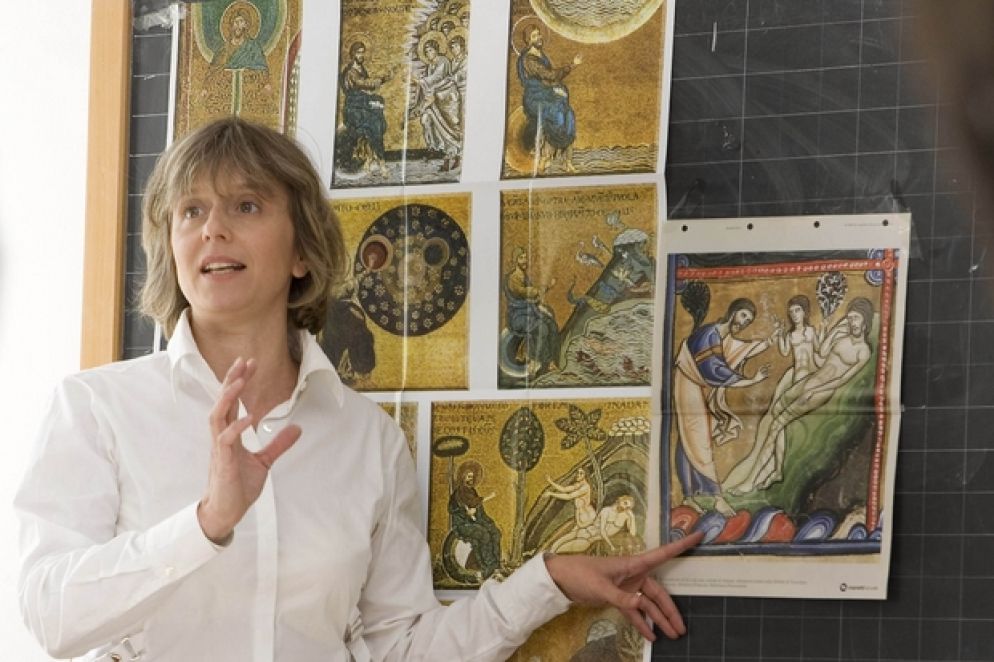 Una docente di religione mentre svolge una lezione in classe (Siciliani)