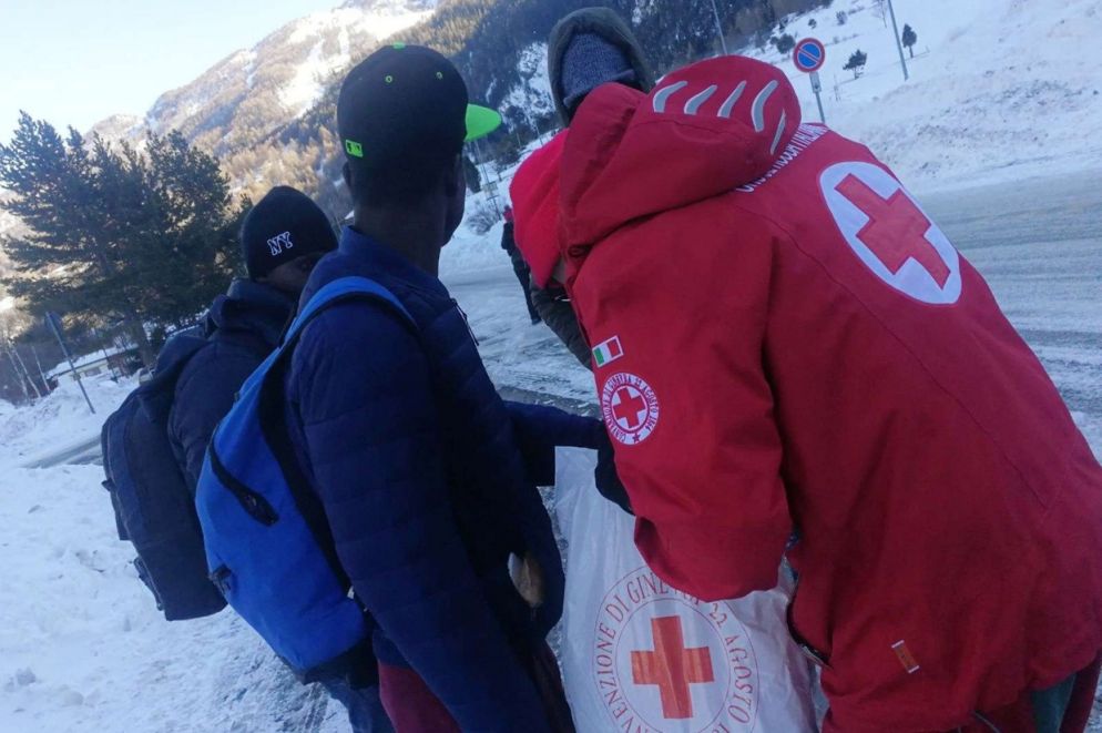 La Croce Rossa soccorre i migranti nella neve