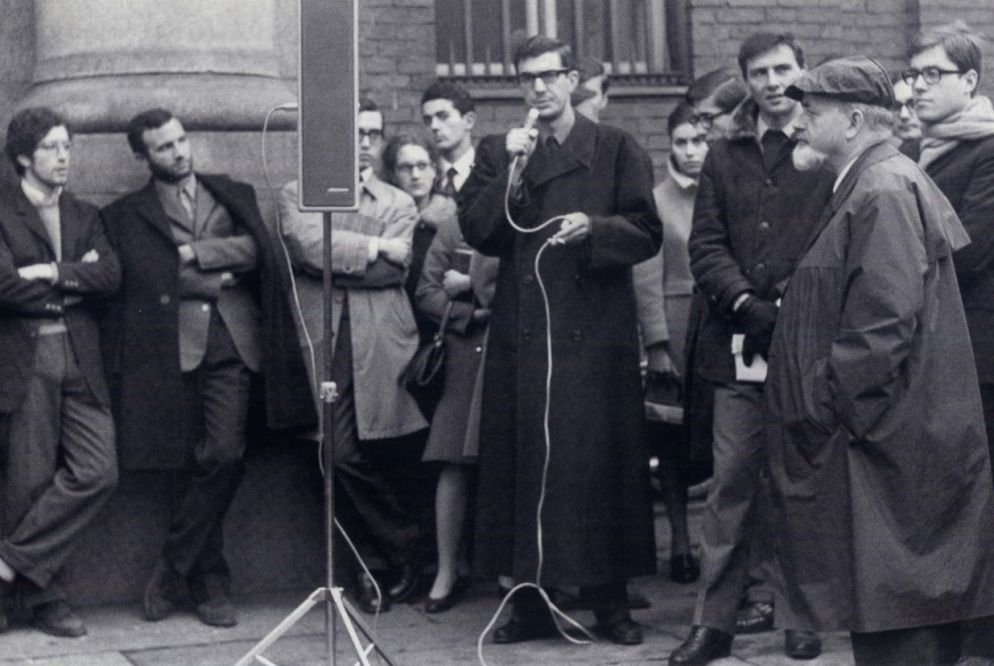 Mario Capanna tiene un comizio davanti all'Università Cattolica (Archivio storico dell’Università Cattolica )
