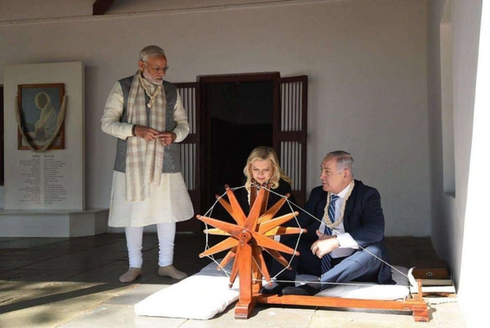 Benjamin Netanyahu ad Ahmedabad, in India, con la moglie Sarah (Ansa)
