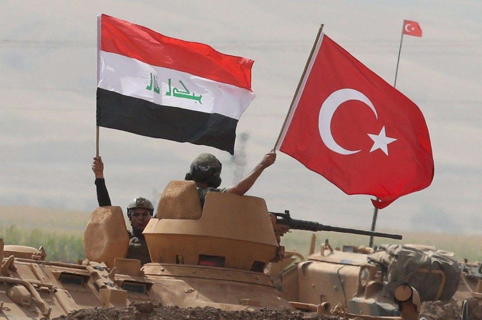 Soldati turchi e iracheni lungo il confine con il Kurdistan nel distretto turco di Silo (Epa)