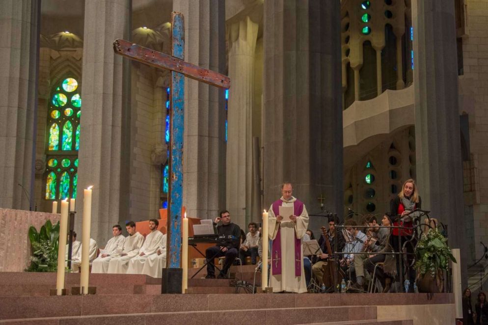 La croce di Lampedusa alla Sagrada Familia di Barcellona (Foto Diocesi di Barcellona)
