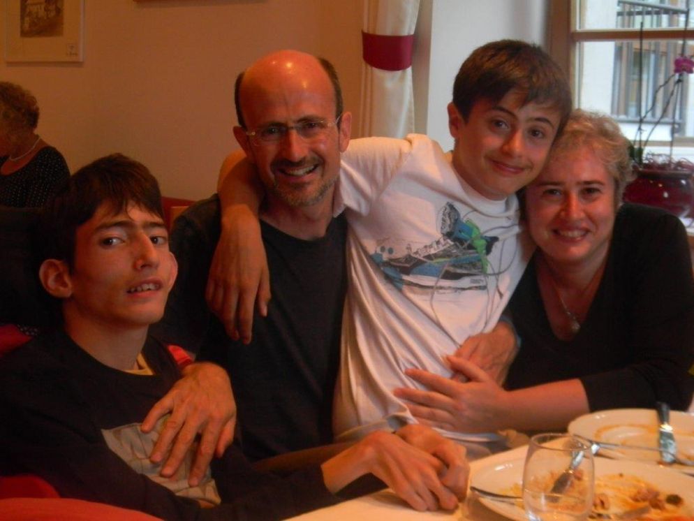 Matteo con il fratello Iacopo e i genitori, Ivana e Aldo
