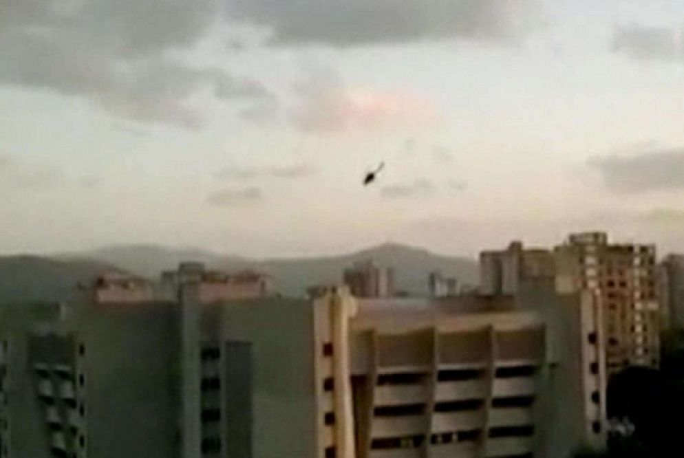 L'elicottero in volo sul papazzo della Corte Suprema a Caracas (Ansa)