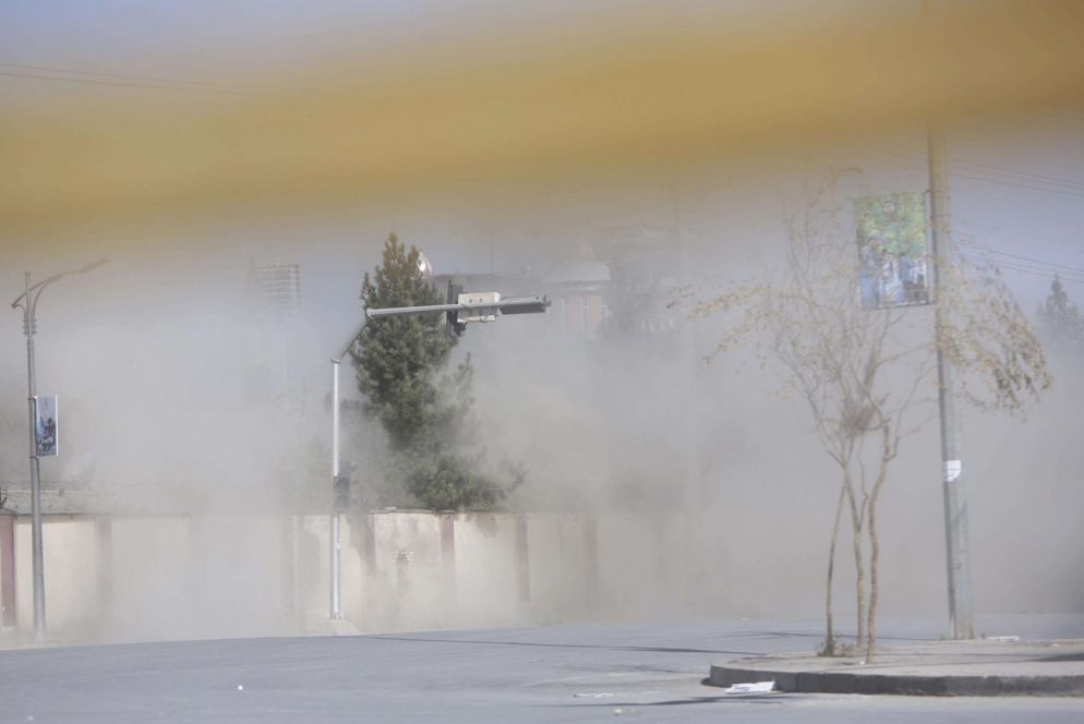 Fumo esce dalla sede di Shamshad tv, a Kabul, durante l'attacco rivendicato dal Daesh (Ansa)