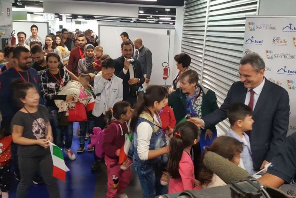 Marco Impagliazzo accoglie i bambini siriani (foto L. Liverani)