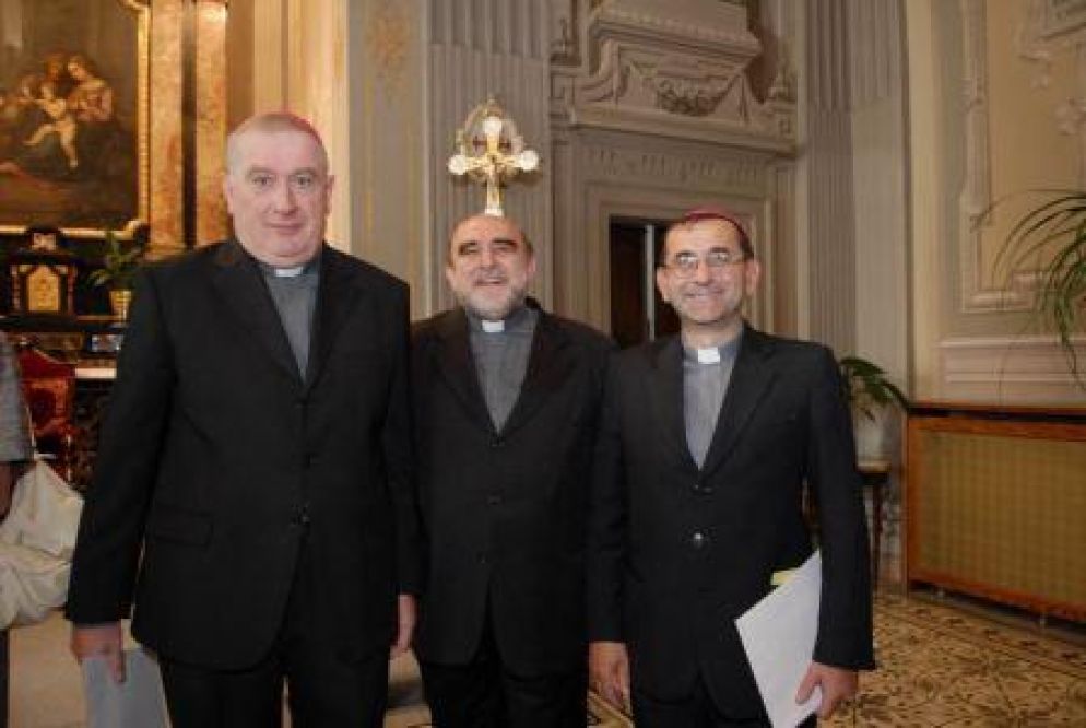 13 luglio 2007 Milano Curia Arcivescovile da sinistra i compagni di ordinazione presbiterale (anno 1975) Franco Giulio Brambilla, don Luigi Caldera e Mario Delpini. Quel giorno Delpini e Brambilla furono nominati da Benedetto XVI vescovi ausiliari di Milano.