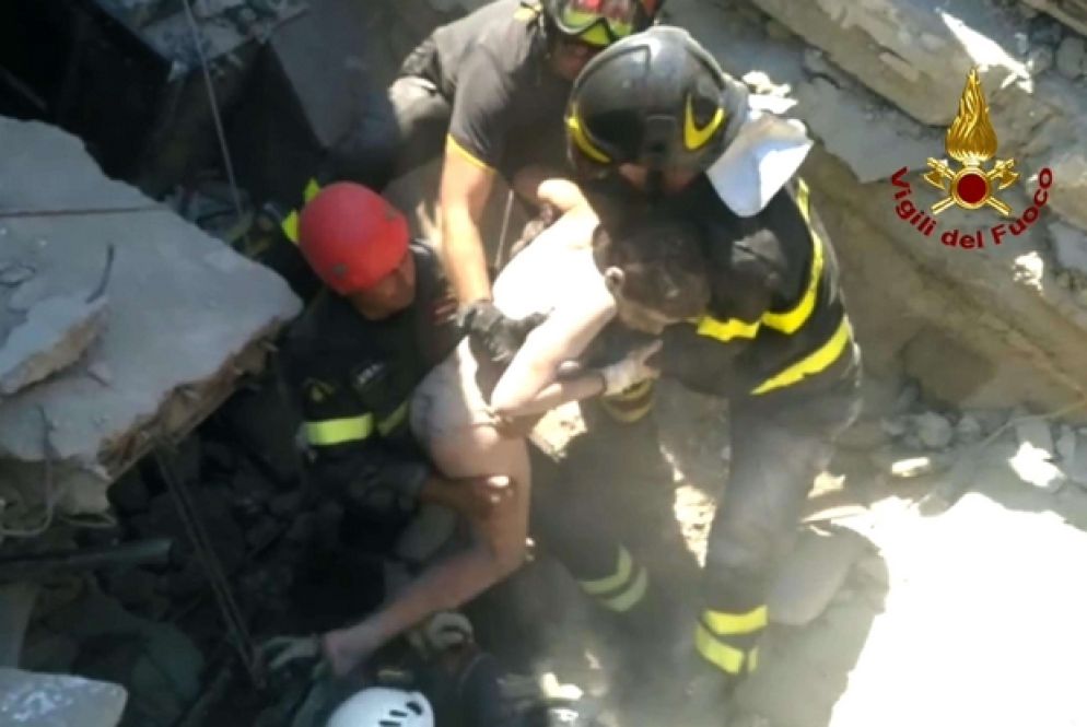 I vigili del fuoco salvano il piccolo Ciro (Ansa)