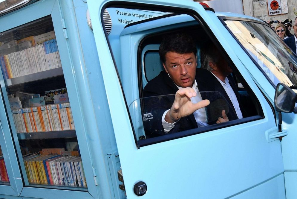 Il segretario del Pd Matteo Renzi arriva con il ''bibliomotocarro'' del maestro Antonio La Cava, uno degli ultimi maestri di strada lucani, Matera (Ansa)