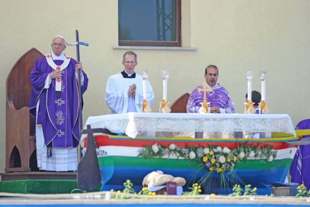 Papa Francesco celebra Messa per la comunità di Lampedusa