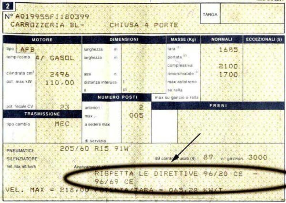 Un libretto di circolazione del veicolo di vecchio tipo con l'indicazione della riga utile