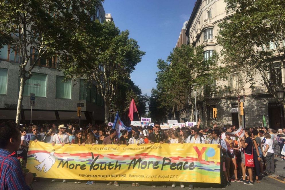 In piazza anche i 500 giovani partecipanti all'incontro organizzato dalla Comunità di Sant'Egidio (Angela Calvini)
