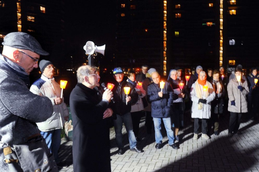 La riflessione dell'arcivescovo sotto le torri che circondano i giardini di via Grassini (Fotogramma)