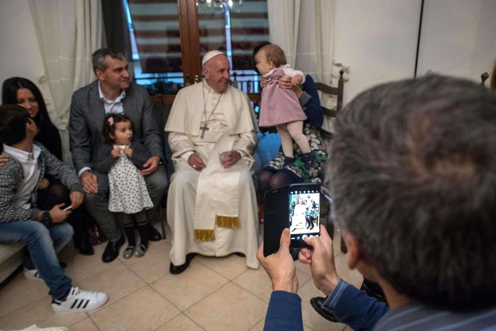 Papa Francesco ha incontrato le famiglie di alcuni giovani che negli anni scorsi hanno lasciato il sacerdozio (Foto Osservatore Romano)
