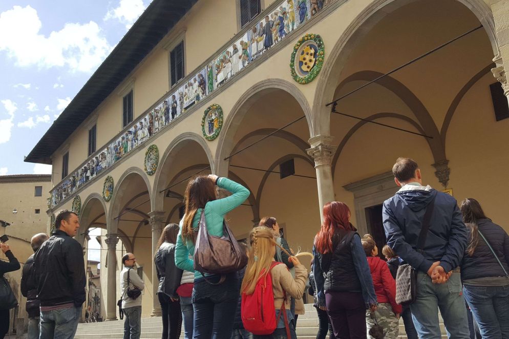 Il fregio robbiano nell'ex ospedale del Ceppo