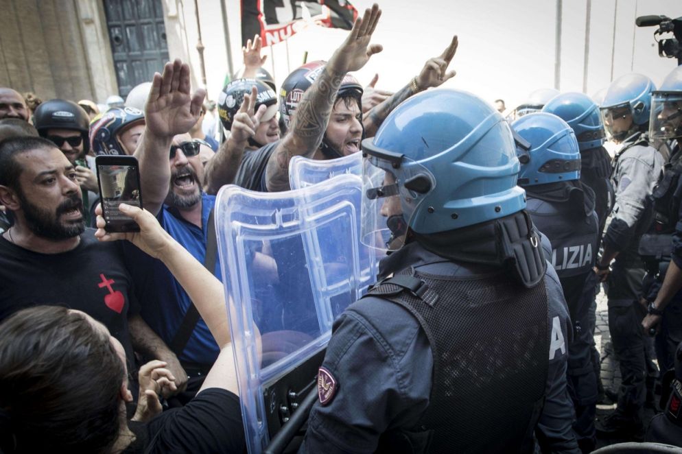 Saluti romani dei manifestanti che cercano di forzare il cordone a protezione del Senato