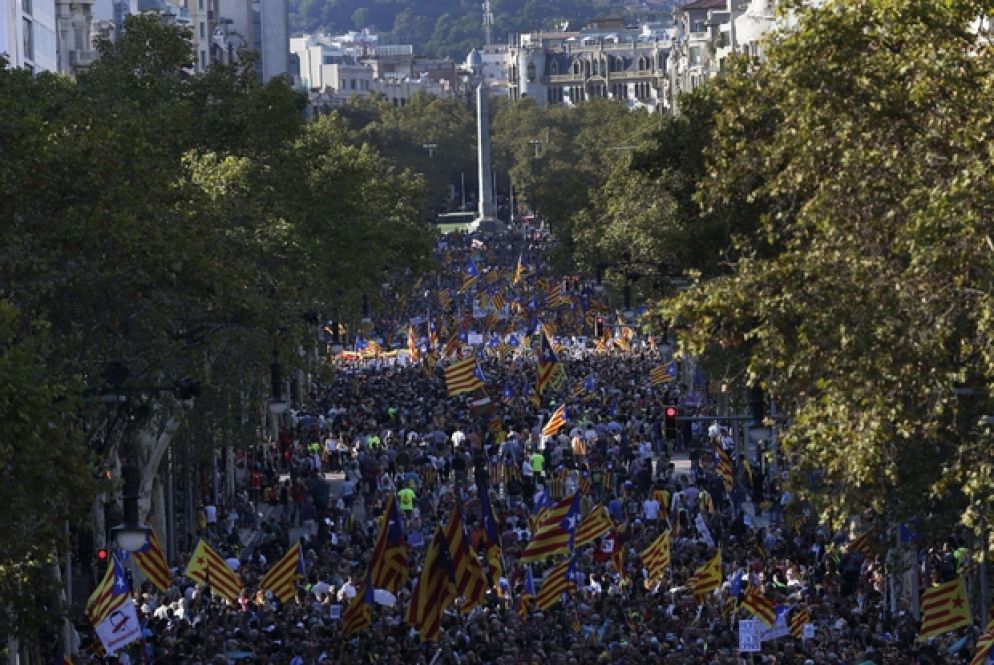 A Barcellona si protesta contro la decisione di Madrid di ricorrere all'articolo 155 (Ansa)