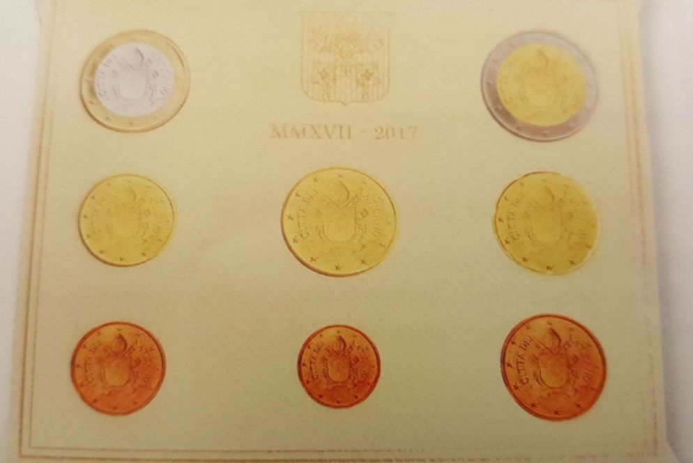 La divisionale 2017 degli euro vaticani con lo stemma papale