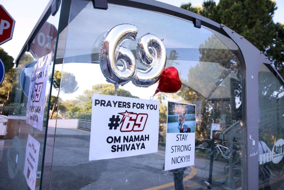 Scritte all'ospedale di Cesena dove è morto Hayden (Ansa)