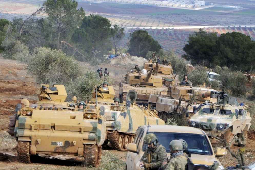 Truppe turche alla collina di Bursayah che separa l'enclave di Afrin dalla città di Azaz (Ansa)
