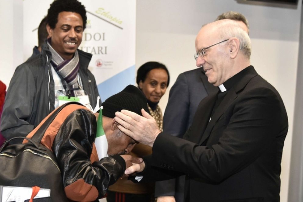 Il vescovo Nunzio Galantino, segretario generale della Cei ad accogliere le persone in aeroporto (Siciliani)